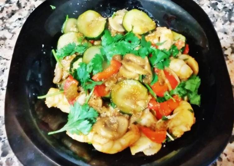 Camarão com cogumelos, pimento e courgete - Tudogosreceitas