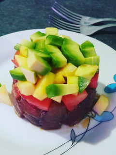 Una foto de Tartar de atún y mango