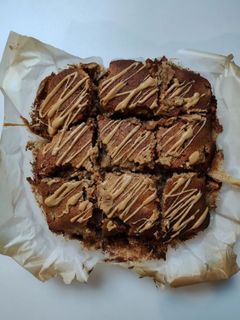 Una foto de Brownie de manzana y canela