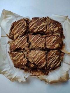 Una foto de Brownie de manzana y canela