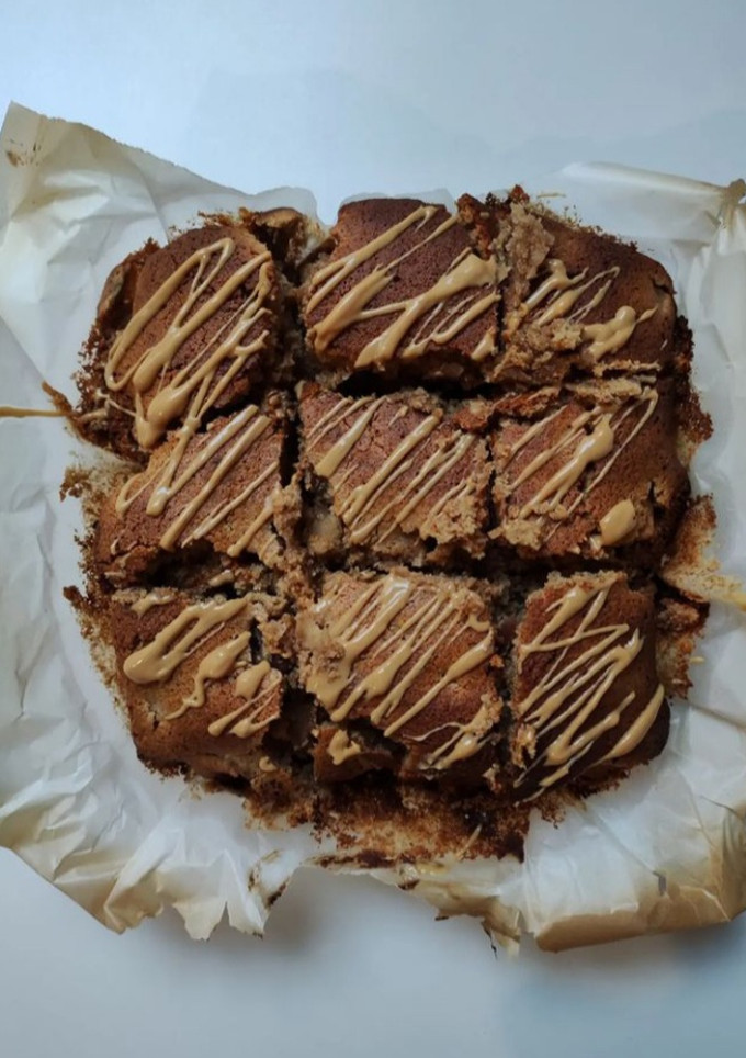 Una foto de Brownie de manzana y canela