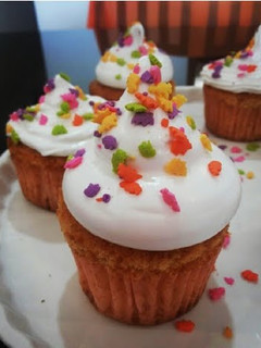 A picture of Lemon cupcakes.