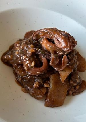 Foto principal de Guiso de calamares en vino tinto 🦑🍷