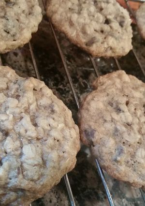 A picture of Chewy Chocolate Chip Oatmeal Cookies.