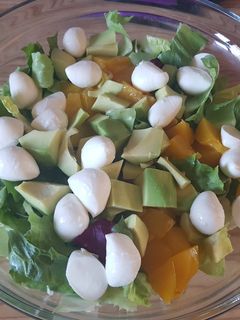 Avokádós barackos saláta mozzarellával recept fotója