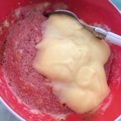 A picture of Sweet Strawberry Nesquick Cake.