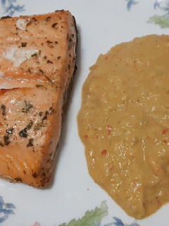 Una foto de Salmón en air fryer con salsa cremosa de puerros y pimientos