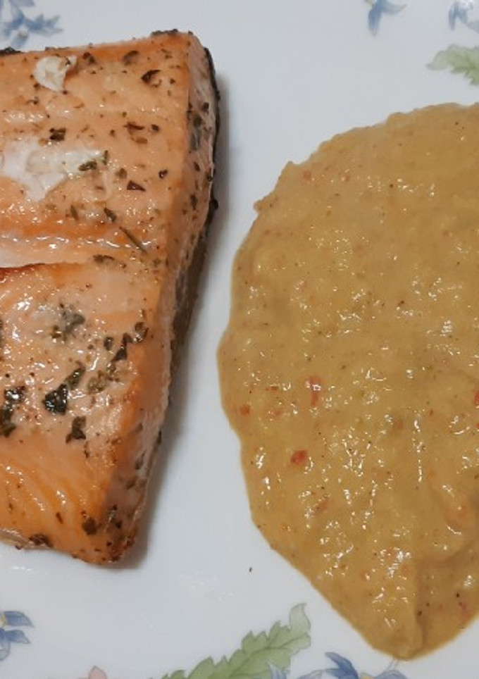 Una foto de Salmón en air fryer con salsa cremosa de puerros y pimientos