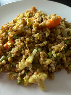 Una foto de Trigo de sarraceno + tofu con verduras 🌱