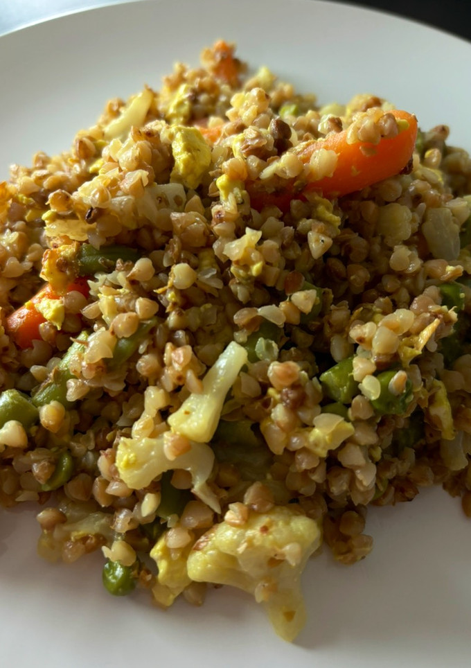 Una foto de Trigo de sarraceno + tofu con verduras 🌱