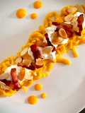 STRINGOZZI CON CREMA DI ZUCCA, STRACCIATELLA, PANCETTA E MANDORLE TOSTATE