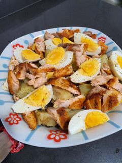 Una foto de Ensalada de patatas con salmón
