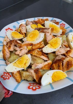Foto principal de Ensalada de patatas con salmón