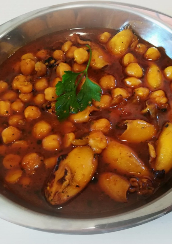 Una foto de Calamares con garbanzos