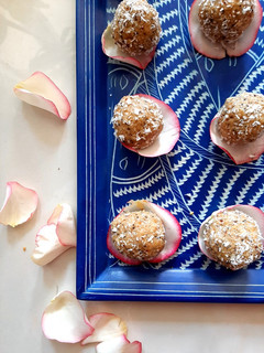 A picture of Oats lemon poppy bliss balls.
