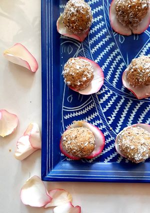 A picture of Oats lemon poppy bliss balls.
