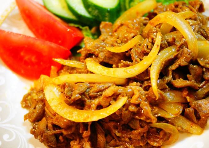 Step-by-Step Guide to Prepare Super Quick Homemade Beef and Onion Stir-Fry Seasoned with Curry and Ketchup