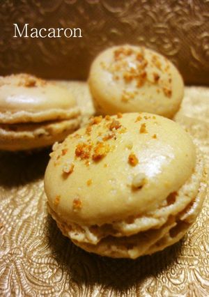 A picture of Salty Caramel Macarons.