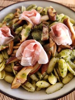 Una foto de Gnocchetti pesto, setas y pancetta