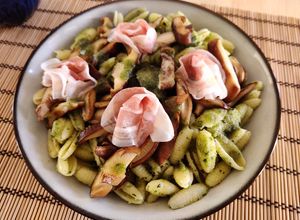 Una foto de Gnocchetti pesto, setas y pancetta