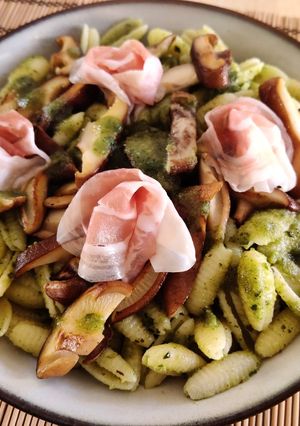 Una foto de Gnocchetti pesto, setas y pancetta
