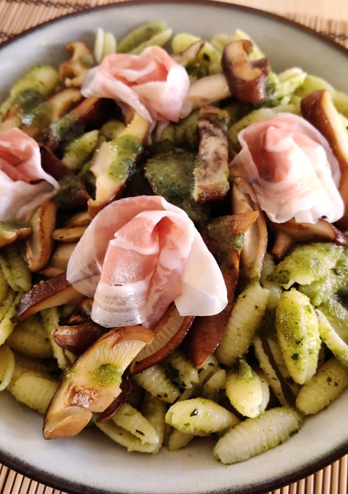 Una foto de Gnocchetti pesto, setas y pancetta