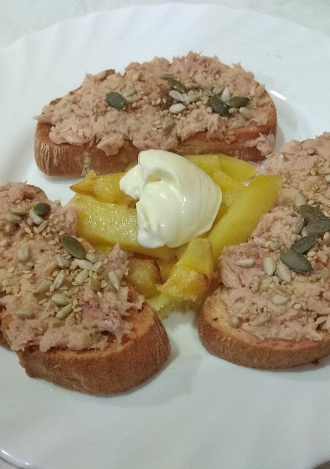 Una foto de Aprovechamiento de patatas fritas y pan con atún