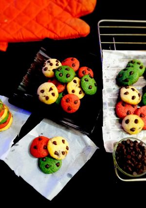 A picture of Tri colour choco chips cookies.