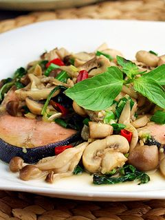羅蜜歐雙飛炒鮭魚野菇 的食譜成品照片