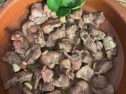Una foto de mollejas de pollo con ajos