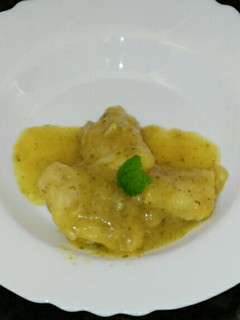 Una foto de Merluza en salsa de queso azul y curry