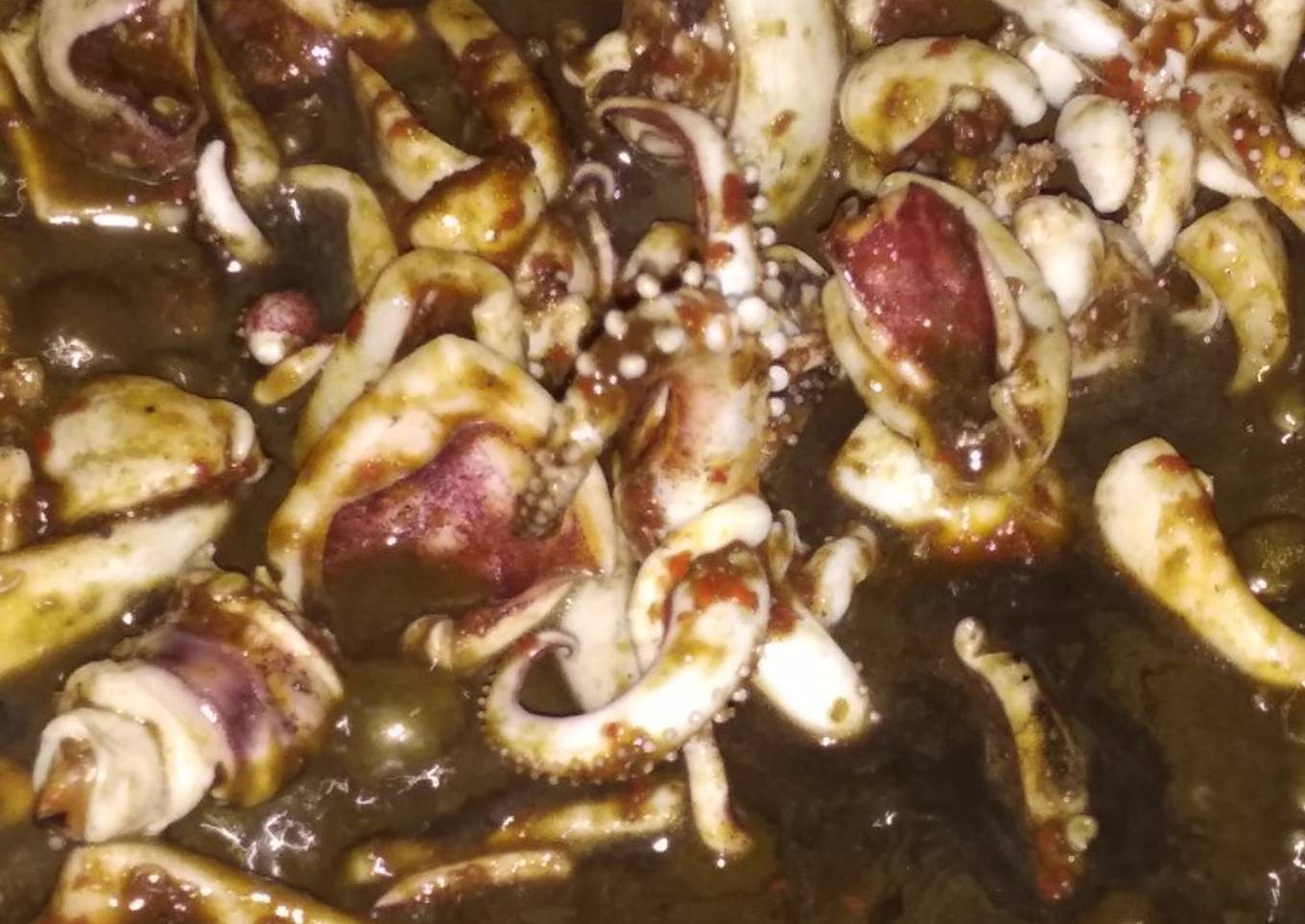 Cumi-cumi digoreng dengan tinta