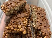 Una foto de barrita de cereales con quinoa pop