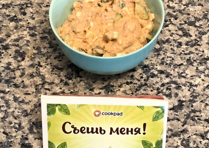 Салат с яйцом, тунцом и огурцом