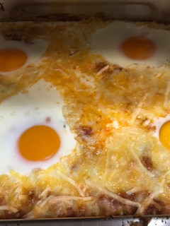 Una foto de Pastel de patata 🥔con carne y huevos 🥚gratinados