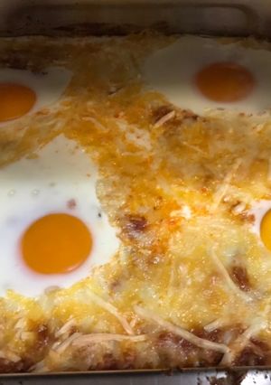 Una foto de Pastel de patata 🥔con carne y huevos 🥚gratinados