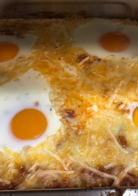 Una foto de Pastel de patata 🥔con carne y huevos 🥚gratinados