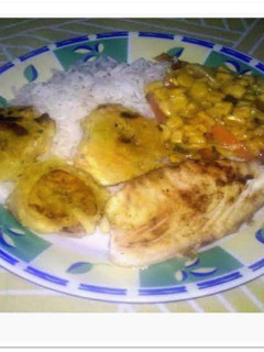 Una foto de Tilapia al horno con vegetales en salsa de maracuyá