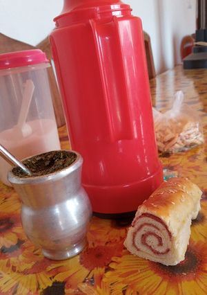 Una foto de Pan relleno con salame y queso