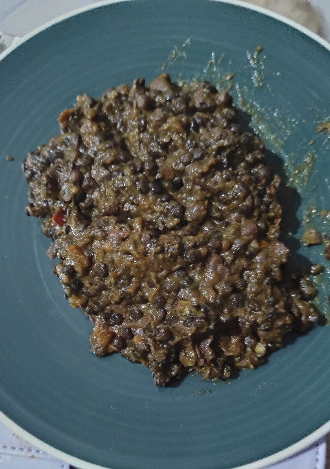 Una foto de Lentejas negras con alubias negras Dal Makhani