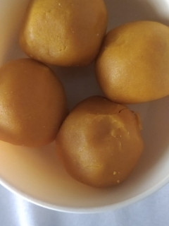 A picture of Swadisht Besan ladoo.