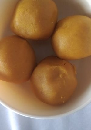 A picture of Swadisht Besan ladoo.