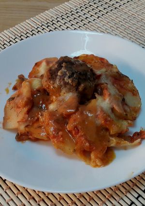 O poză a rețetei Chifteluțe cu cartofi și sos de smântâna.