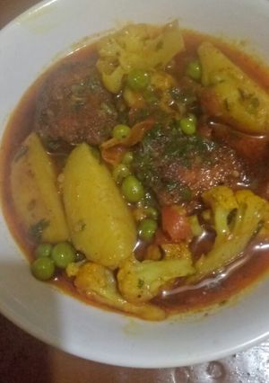 A picture of Rohu cauliflower curry.