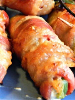 Una foto de Jalapeños enredados en Tocino y rellenos con queso