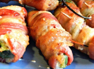 Una foto de Jalapeños enredados en Tocino y rellenos con queso