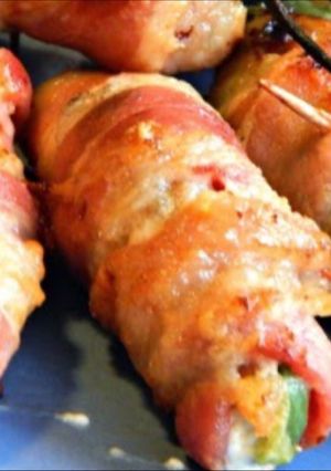 Una foto de Jalapeños enredados en Tocino y rellenos con queso
