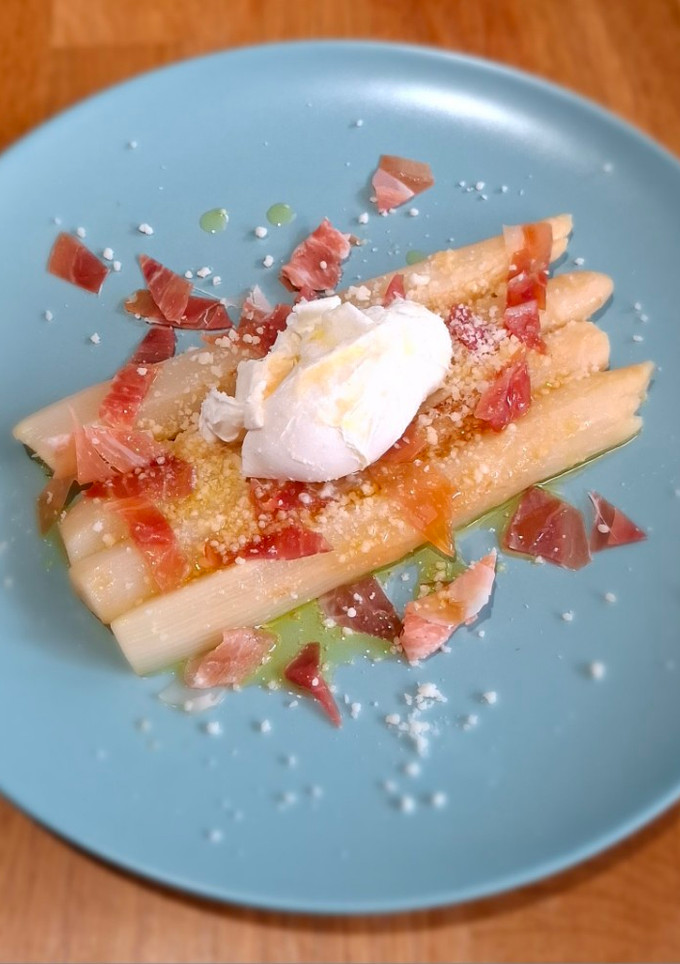 Una foto de Espárragos con huevo poché y jamón