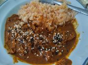 Una foto de mole con pollo