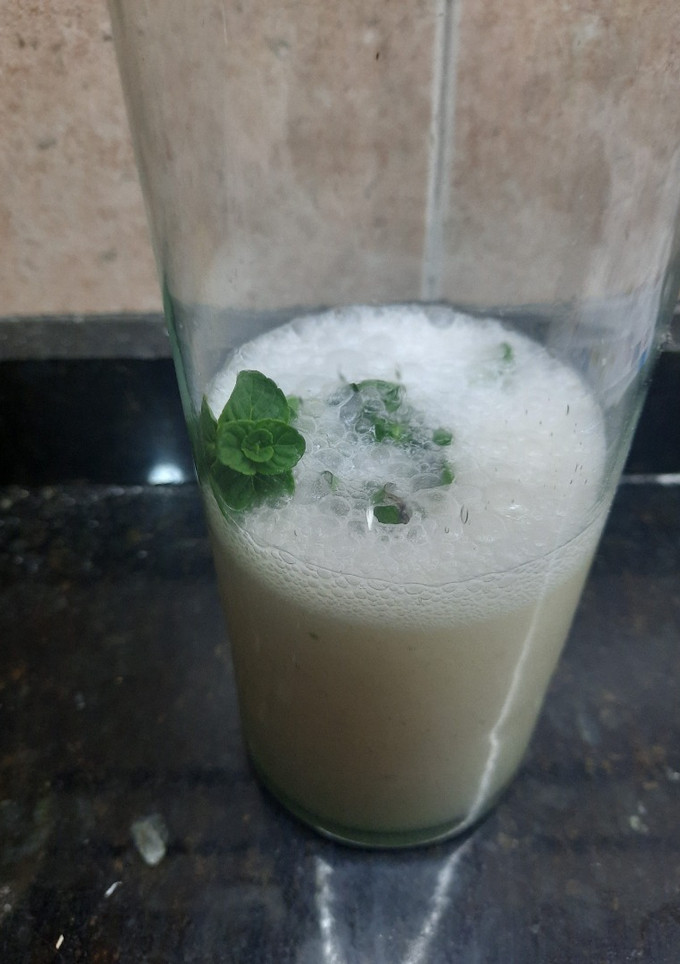 Una foto de Cóctel de banana y licor de durazno